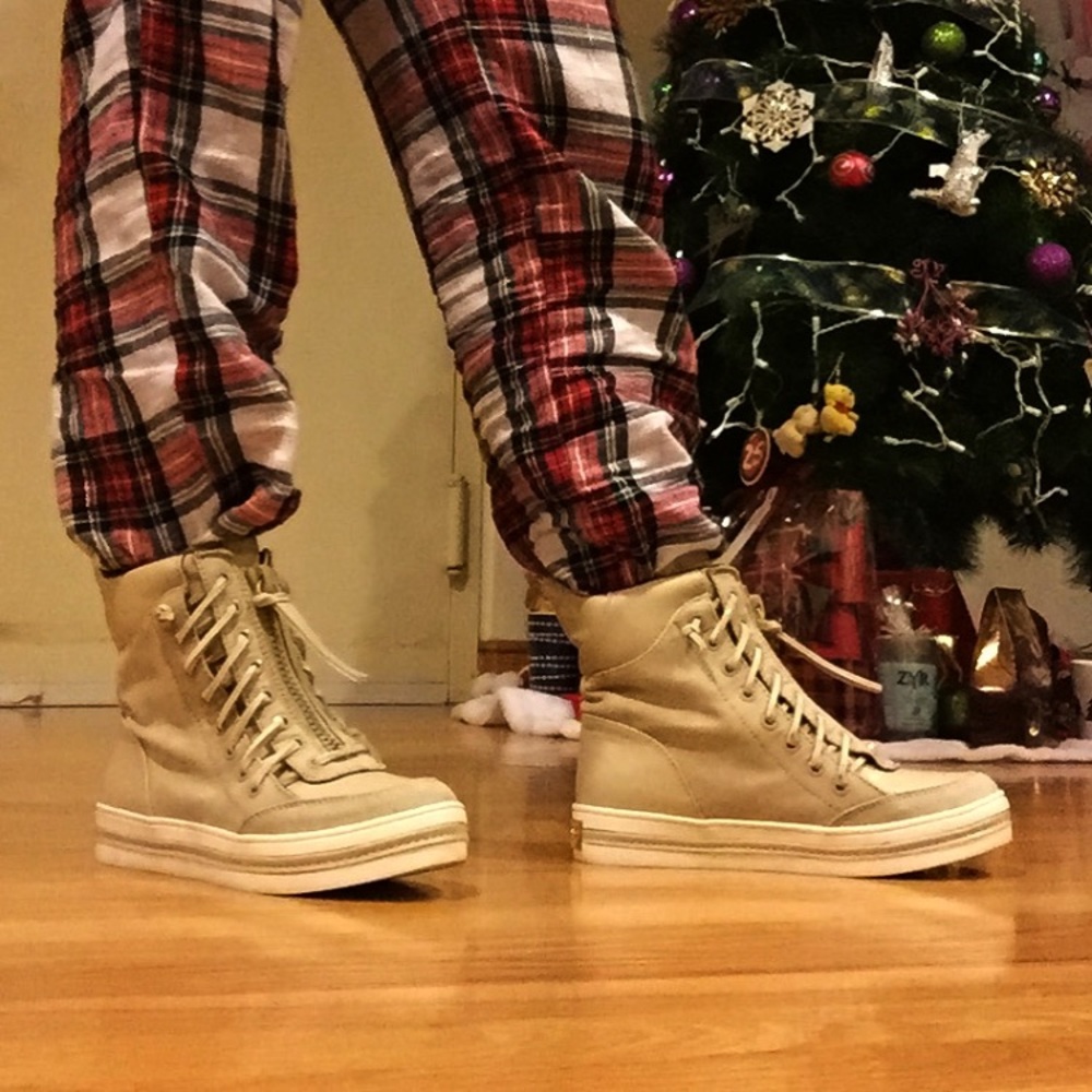 Guess high top shoes nude color size 7 GUESS NEW